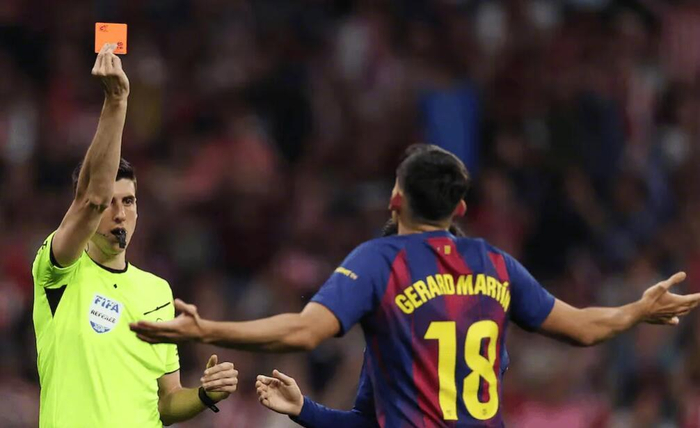 九游体育入口-皇马TV质疑VAR判罚标准不一,对比马丁黄牌与巴尔韦德红牌|马竞|卡洛斯-巴尔韦德|杰拉德·莫雷诺|马德里竞技|皇家马德里_新浪体育_新浪新闻